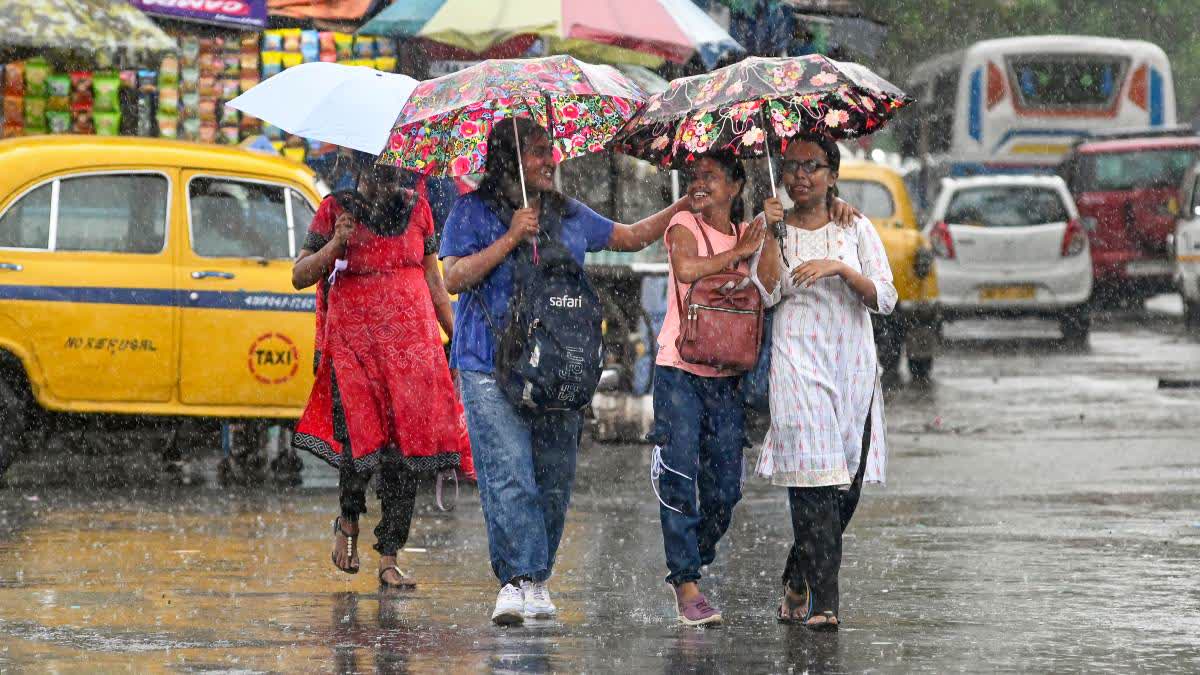 টানা বৃষ্টিতে বিপর্যয়ের আশঙ্কা, বজ্রবিদ্যুৎসহ বৃষ্টি নামছে কলকাতা-সহ গোটা রাজ্যে