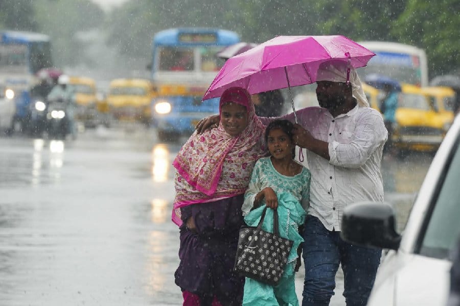 টানা বৃষ্টিতে বিপর্যয়ের আশঙ্কা, বজ্রবিদ্যুৎসহ বৃষ্টি নামছে কলকাতা-সহ গোটা রাজ্যে