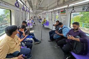 কলকাতা মেট্রো টালিগঞ্জ স্টেশনে দাঁড়ানো ট্রেন