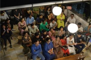 কলকাতার এক ওপেন মাইক ইভেন্টে পারফর্ম করছেন শিল্পীরা