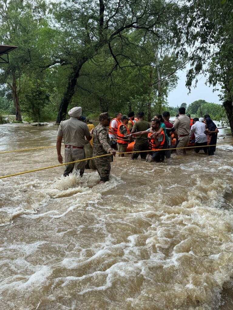 জম্মু ও কাশ্মীরে বৈষ্ণো দেবী পথে ভূমিধস, নিহত ১৩
