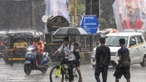 প্রবল বর্ষণে মুম্বইয়ের রাস্তায় জল জমে থাকা দৃশ্য