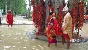 টানা বৃষ্টিতে জলের নিচে কঙ্কালীতলা সতীপীঠ, হাঁটু জলে দাঁড়িয়ে শুভ পরিণয় প্রেমিক যুগলের