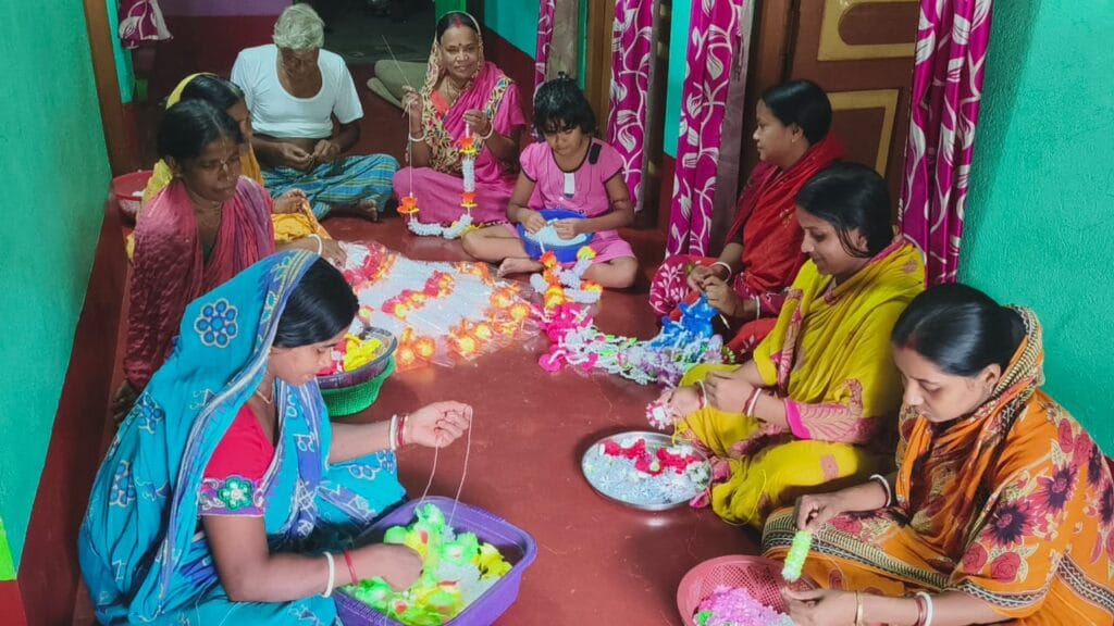 সবংয়ের ‘রাখির গ্রাম’: সম্পর্কের সাথে জুড়ে স্বাবলম্বিতার বন্ধন।