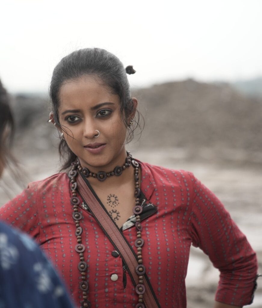 নিশা চরিত্রে লোভ ও অর্থলোভী মানসিকতার প্রতীকী উপস্থাপনা