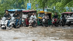 দিল্লিতে ভারী বৃষ্টিপাতের কারণে জল জমে থাকা রাস্তার দৃশ্য