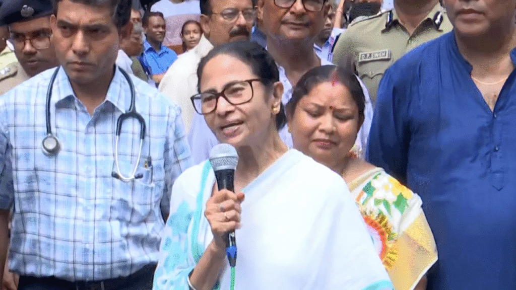অসুস্থ ছাত্রদের দেখতে হাসপাতালে মমতা বন্দ্যোপাধ্যায়