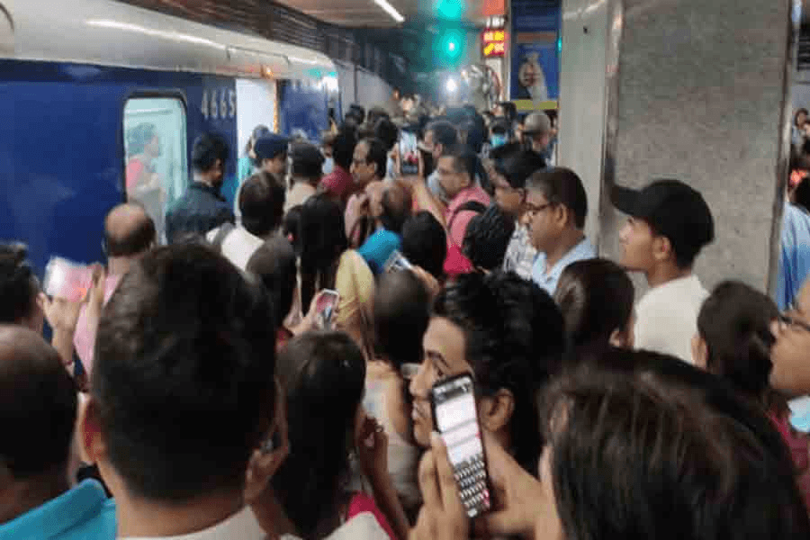 কলকাতা মেট্রো টলিগঞ্জে সার্ভিস বন্ধ, যাত্রীরা অপেক্ষা করছেন