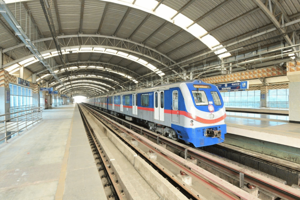 কলকাতা মেট্রো রেলে ট্র্যাক মেরামতের কাজ চলছে