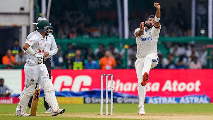 ভারতীয় পেসার ম্যাচে অ্যাকশনে বল করছেন