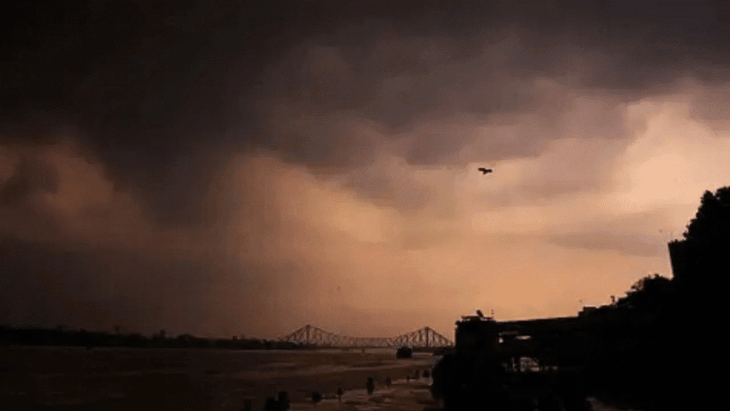 কলকাতায় আকাশে মেঘ জমে থাকা দৃশ্য