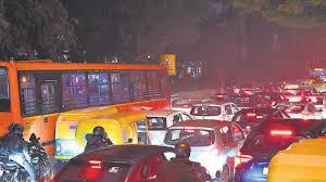 বাইপাসে সন্ধ্যার সময় গাড়ির লম্বা লাইন এবং হেডলাইট