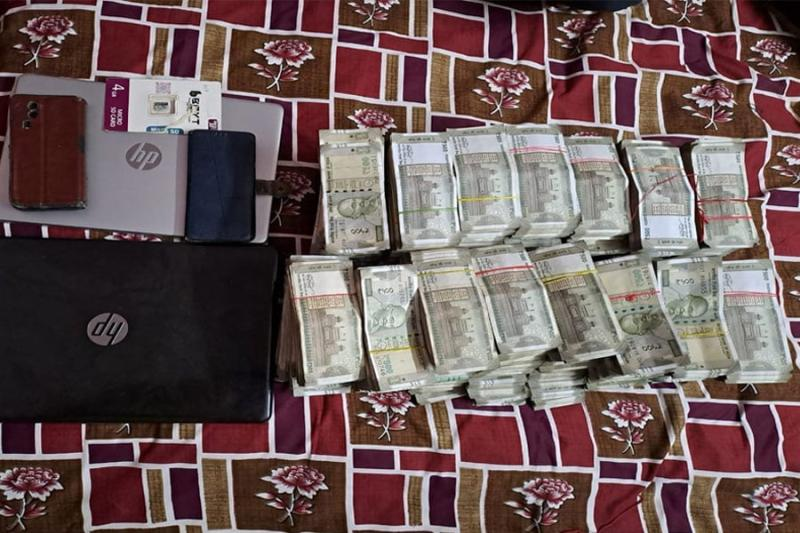 পুলিশের হাতে ধৃতদের কাছ থেকে উদ্ধার হওয়া ল্যাপটপ, মোবাইল ও নগদ অর্থ