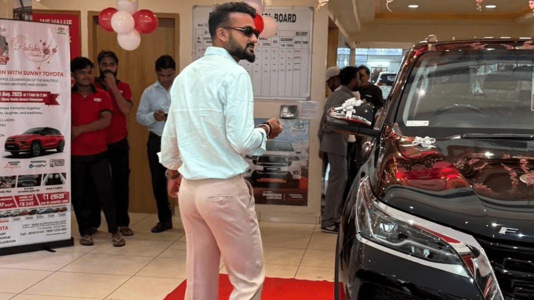 শোরুম থেকে নতুন গাড়ি নিয়ে বের হচ্ছেন আকাশ দীপ