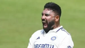 ভারতীয় ক্রিকেটার মোহাম্মদ সিরাজ আক্রমণাত্মক বোলিং করছেন