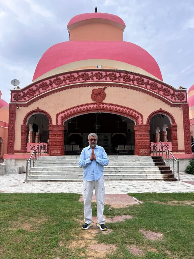 ভিভেক রঞ্জন অগ্নিহোত্রীর ‘দ্য বেঙ্গল ফাইলস’ মুক্তির আগে চিত্তরঞ্জন পার্কে কালী মন্দিরে প্রার্থনা