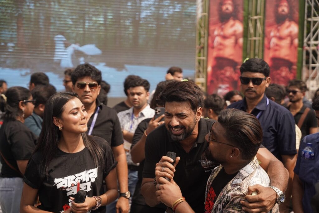 রঘু ডাকাত সিনেমার ঝিলমিল লাগে রে গানে দেব ও ইধিকা পল-এর রোমান্টিক দৃশ্য