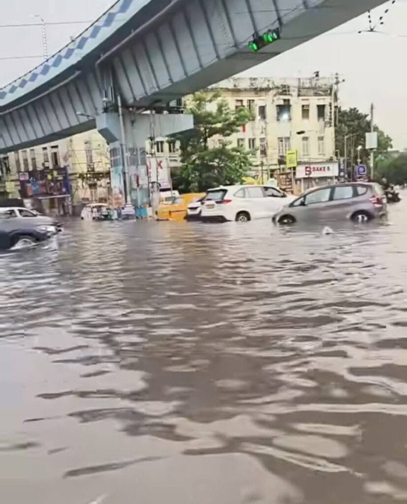 কলকাতার রাস্তায় রাতভর প্রবল বৃষ্টির পর জলমগ্ন পরিস্থিতি