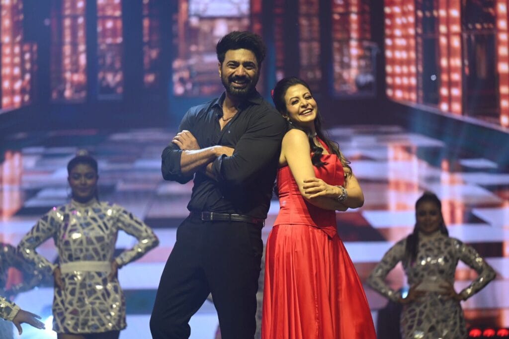 দেব রঘু ডাকাত ট্রেলার লঞ্চে নেতাজি ইন্ডোর স্টেডিয়ামে ভক্তদের সাথে