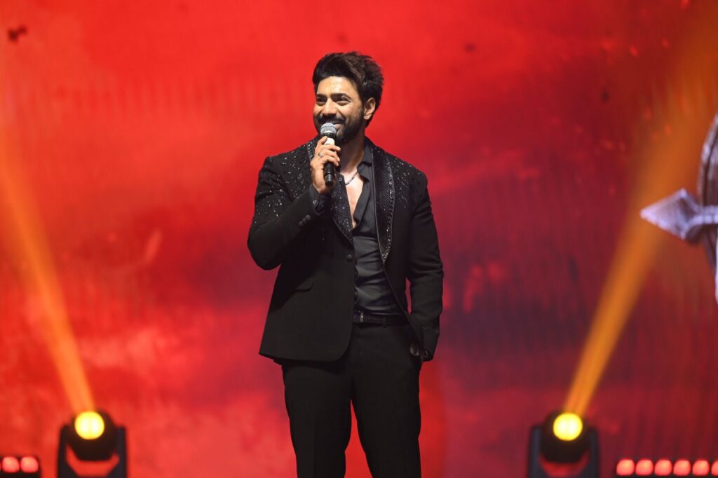 দেব ও প্রসেনজিৎ চট্টোপাধ্যায় রঘু ডাকাত ট্রেলার লঞ্চ অনুষ্ঠানে