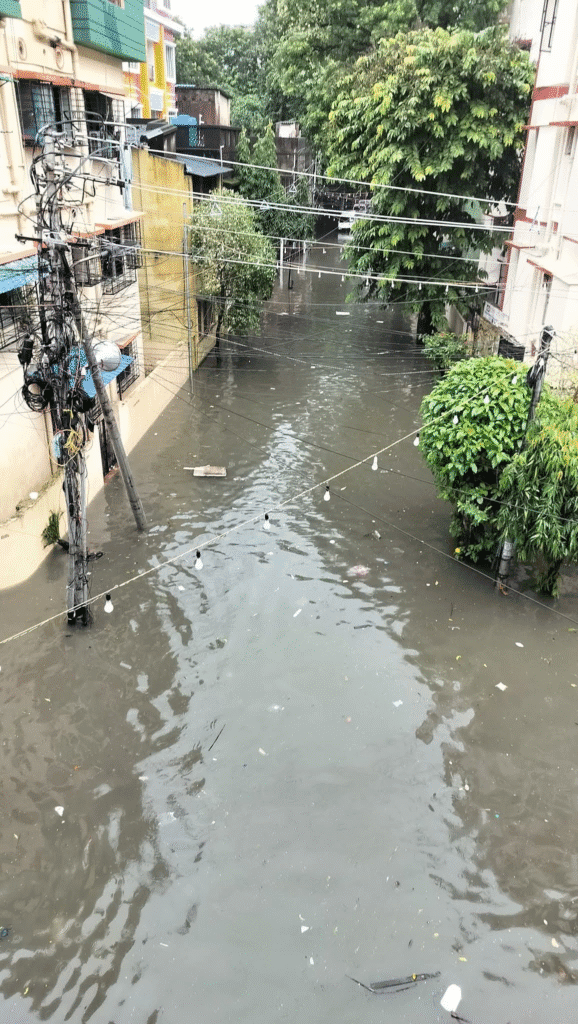 উত্তর কলকাতার রাস্তায় প্রবল বৃষ্টির পর জলজট