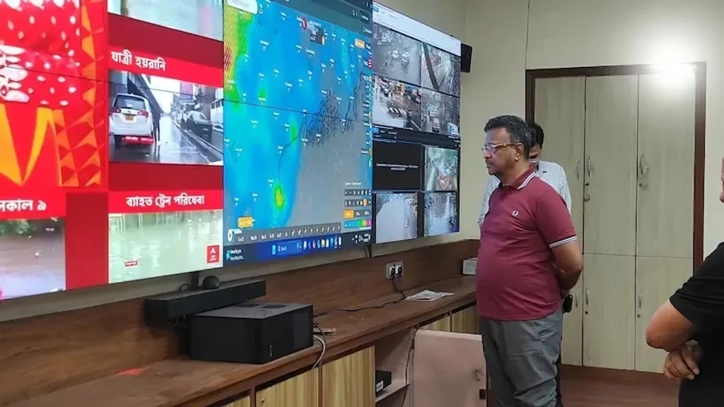 কলকাতা পুরসভার কন্ট্রোল রুম থেকে জলজট পরিস্থিতি পর্যবেক্ষণ