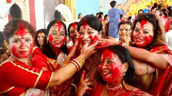 প্রবল বৃষ্টিতে দশমীর সিঁদুর খেলা