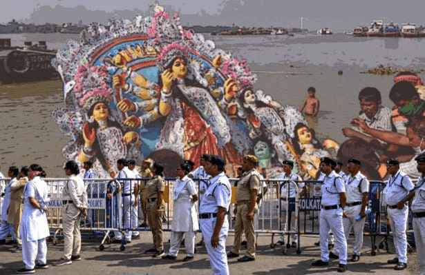 কলকাতার গঙ্গার ঘাটে প্রতিমা বিসর্জনের প্রস্তুতি