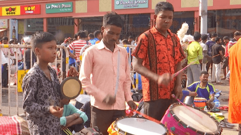 প্রবল বৃষ্টির মাঝেও ঢাক বাজিয়ে দুর্গা পূজার আনন্দ উদযাপন