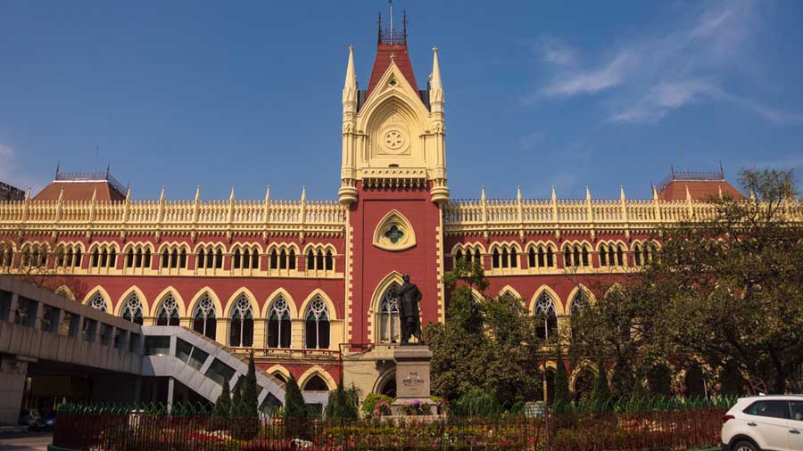 https://upload.wikimedia.org/wikipedia/commons/0/09/Calcutta_highcourt.jpg