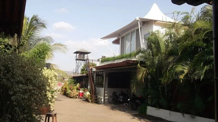https://img.staticmb.com/mbcontent/images/crop/uploads/2025/12/akshaye-khanna-alibaug-house_0_1200.jpg.webp?utm_source=chatgpt.com