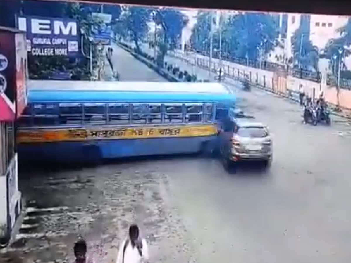 https://images.news18.com/ibnlive/uploads/2023/10/bus-accident-2023-10-0da1a682c0e98697dd8261c1c2324c7d.jpg