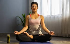 https://wallpapersok.com/images/thumbnail/jacqueline-fernandez-yoga-meditation-zvyp8m6pwfcubm8x.jpg
