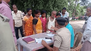 প্রশাসনের পক্ষ থেকে দুর্গতদের চাল, ত্রিপল ও অন্যান্য ত্রাণ সামগ্রী দেওয়া হচ্ছে।