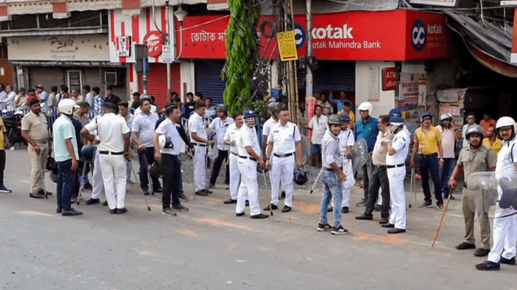 কলকাতায় রাজনৈতিক সংঘর্ষ দমনে পুলিশের অ্যাকশন।