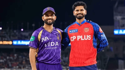 কেকেআর খেলোয়াড়রা বৃষ্টির কারণে ম্যাচ বাতিল হওয়ায় হতাশ হয়ে দাঁড়িয়ে আছেন।